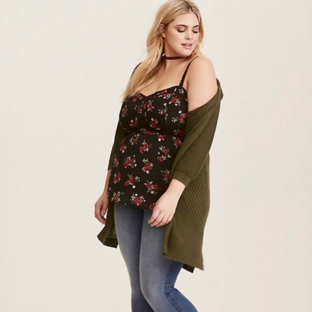 🤩 2/$15 - 
Black Red Floral Cami - Torrid 4